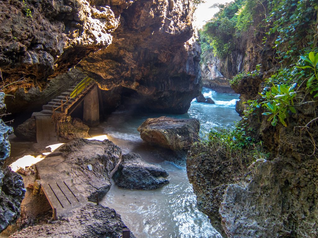 Suluban cave is a secluded inlet of land where a bay of rich, crystal clear waters can be found. Image: www.myprdiaries.com