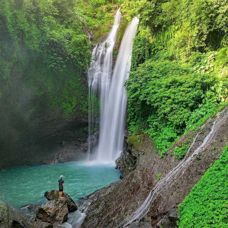 Aling-Aling Waterfall features a drop of 35m. Image: www.facebook.com/www.wisatabali.co.id/