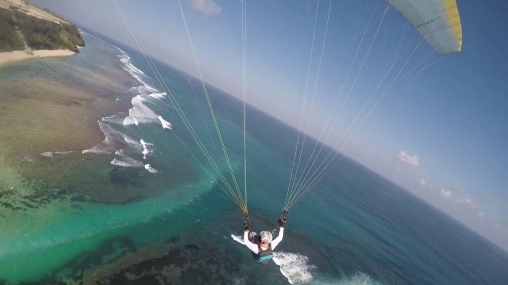 For thrill-seekers there really is no activity available that compares to gliding high above azure seas, powered by the winds of the Indian Ocean. Image: www.i.ytimg.com