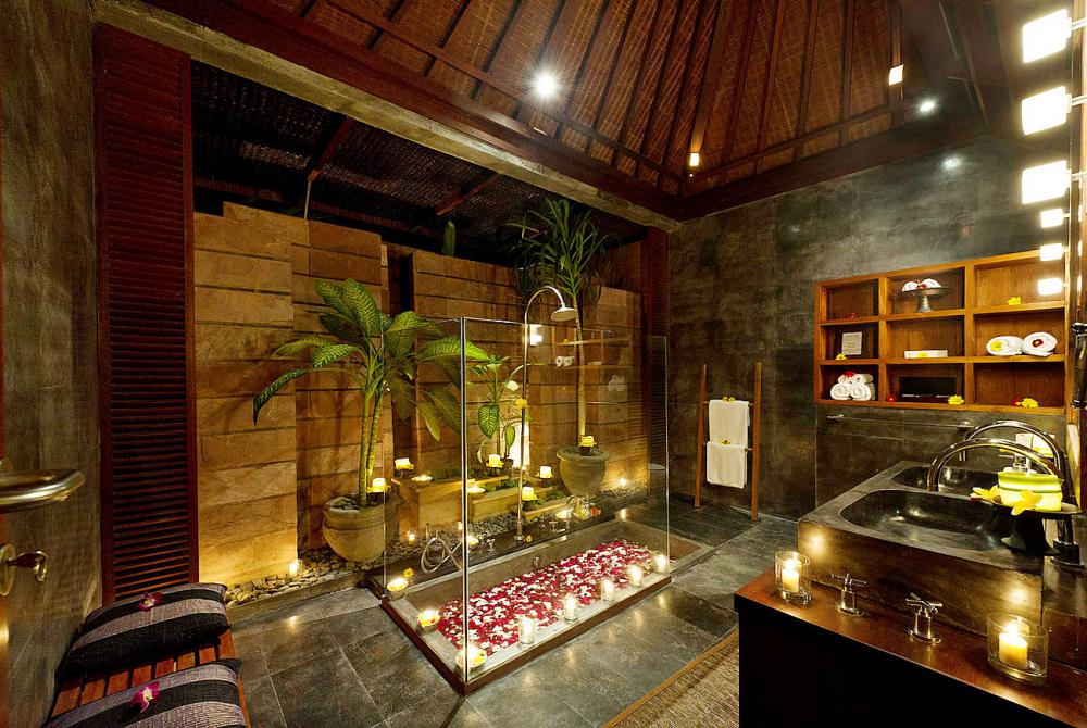 Luxury bathtub in Villa Nataraja, Bali
